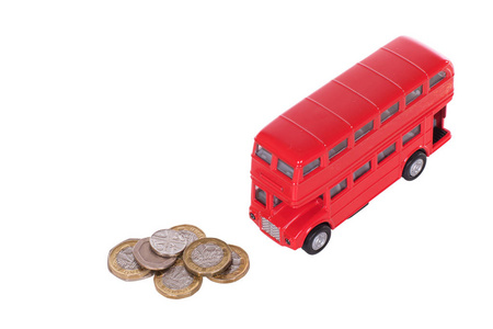 红色双层巴士与一堆零钱