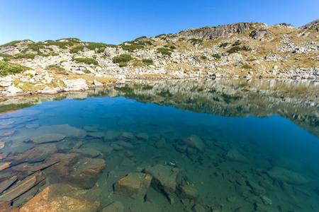 令人惊叹的景观的湖与清澈的海水，里拉山