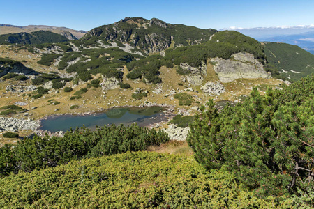 令人惊叹的景观的湖与清澈的海水，里拉山