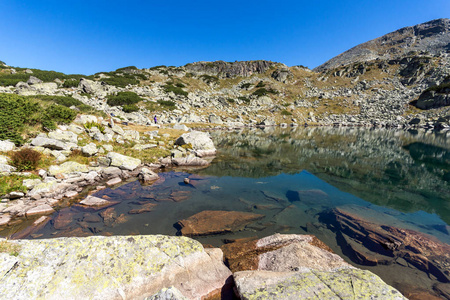 令人惊叹的景观的湖与清澈的海水，里拉山