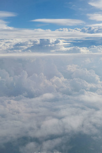 白天蓬松的雨云平面上的鸟图云景