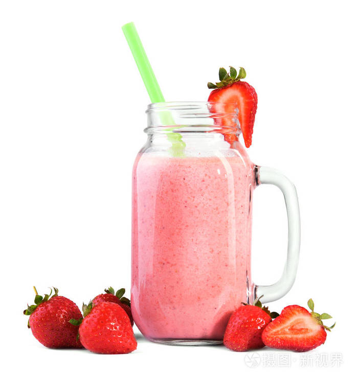 新鲜和甜草莓冰沙在梅森罐子和大量的美味和明亮的红色草莓周围,白色