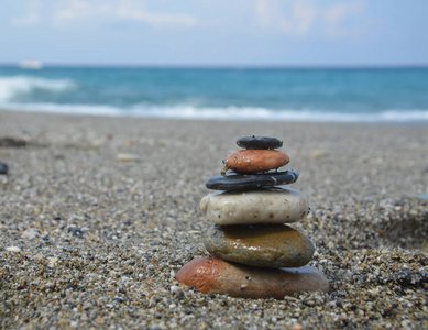 在夏天的概念放松。海背景下的海滩上堆积如山的石头