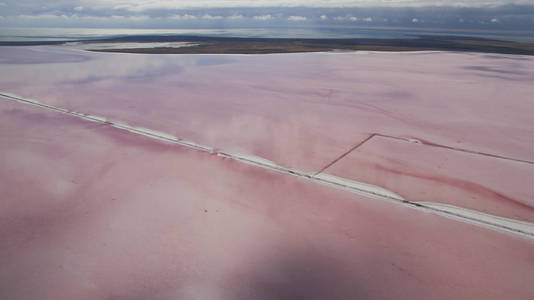 航空摄影的粉红色的湖