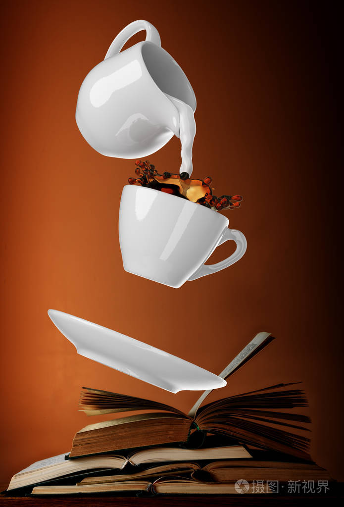 牛奶被倒进小杯咖啡3d