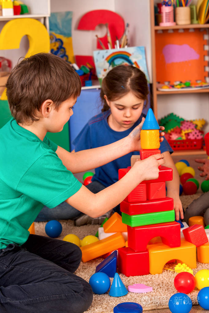 儿童幼儿园中的构建基块。组孩子玩玩具地板