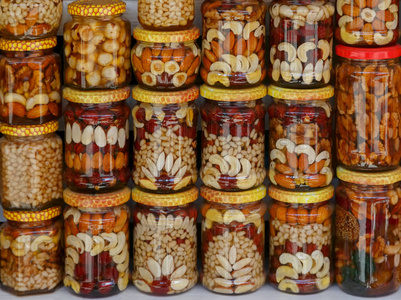 装饰精美的蜂蜜和坚果罐作为传统纪念品