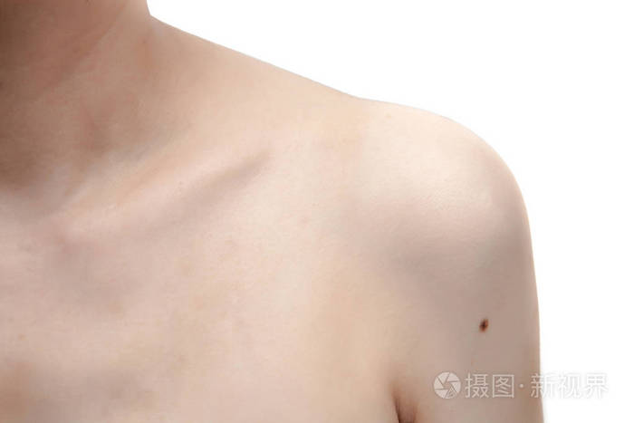 女人的肩膀上分离出的白色背景上