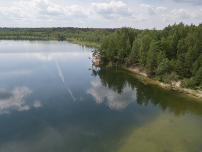 Sauriesi 湖空中无人机顶视图拉脱维亚