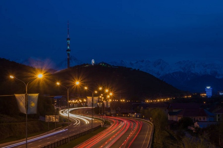 阿拉木图市夜景，角心存山。晚上在灯步道