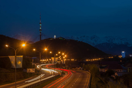 阿拉木图市夜景，角心存山。晚上在灯步道