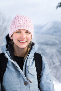 冬天在一座山顶上的女人肖像