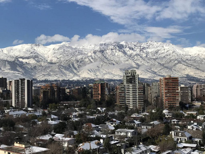 在智利圣地亚哥山雪后的鸟瞰图