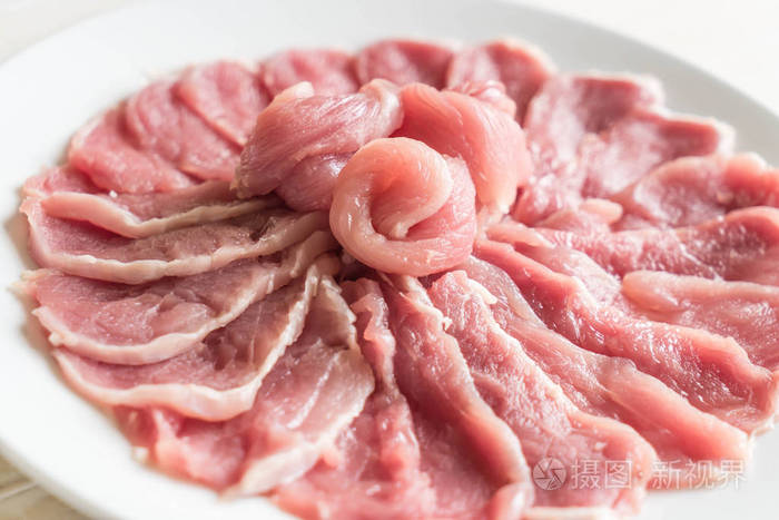 新鲜猪肉片在木头上