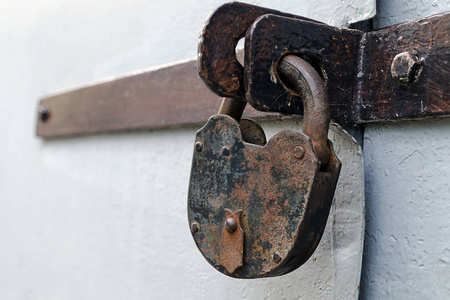 旧的锈迹斑斑但可靠的谷仓门锁禁止或保护的概念