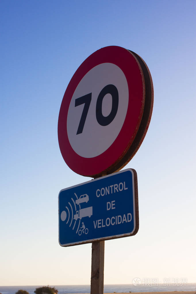 隔离的交通标志每小时70英里的限速标志圆红色道路