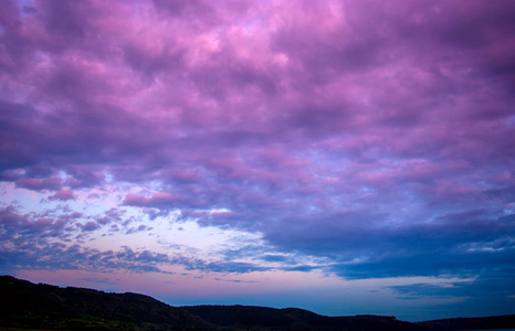 紫罗兰色的夕阳与云的照片
