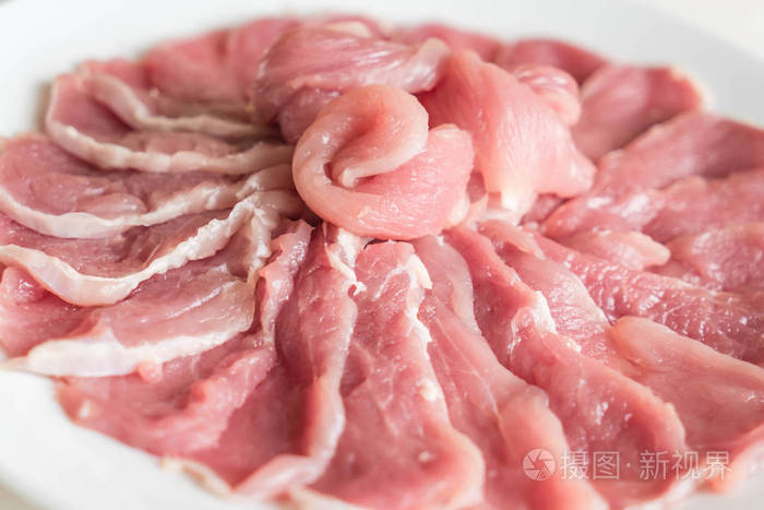 新鲜猪肉片在木头上