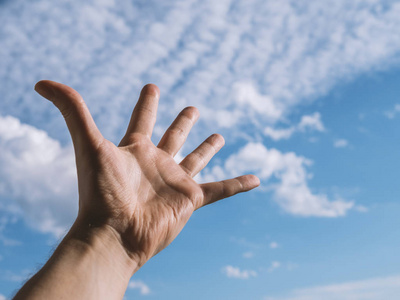 g 投掷纸飞机图像的快乐的男孩举起手和手指指向到天空连接到智能手机