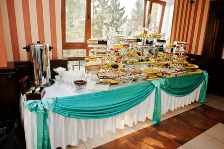 梦幻般的婚礼宴会桌与令人敬畏的装饰和美味