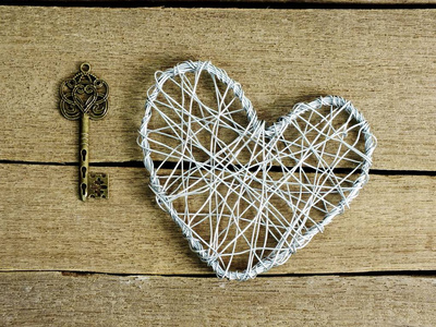照片复古键和心脏形状的木背景