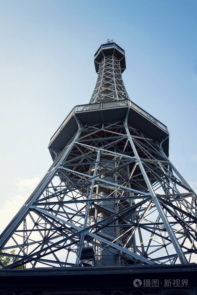 在捷克共和国布拉格建造 petrin 瞭望塔