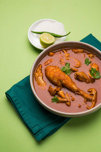 印度香辣咖喱鸡或突出腿片咖喱鸡 流行食谱来自印度，选择性焦点