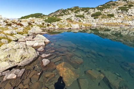 清澈的海水，里拉山与湖的全景