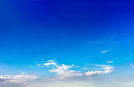 柔软的白云在蔚蓝的天空背景下和空空间佛照片