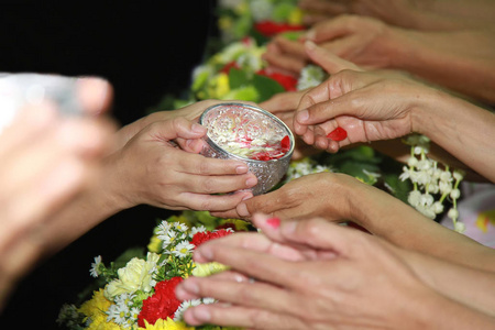 泼水节是新的一年，在泰国，成人水祈福仪式