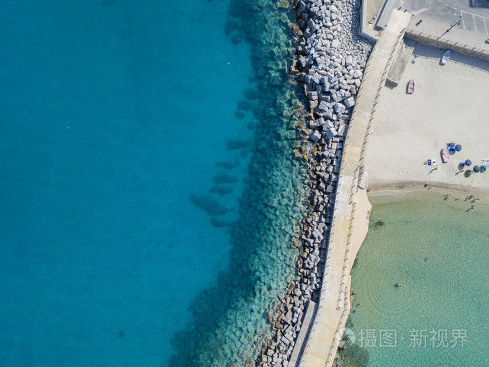 码头与岩石和岩石上大海的鸟瞰图.码头的构筑卡拉,从上面的全景视图.