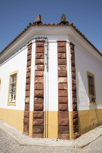 在葡萄牙的老及锡尔维什镇的一条小巷
