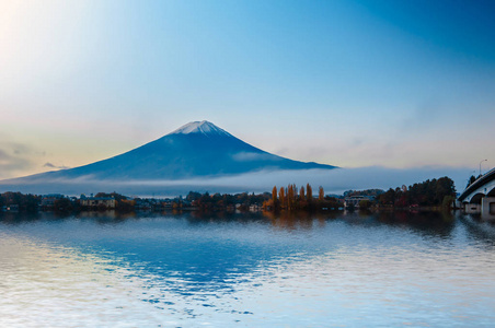 富士山在清晨湖河口湖的思考