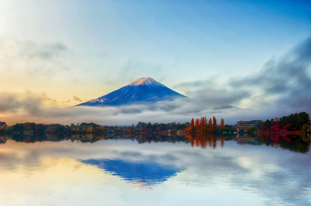 富士山在清晨湖河口湖的思考