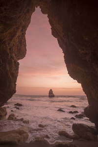 风景在蓬达皮达德在葡萄牙的岩石
