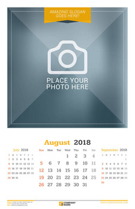 2018 年 8 月。墙上的日历为 2018 年。矢量设计打印模板与照片的地方。上周日的周开始