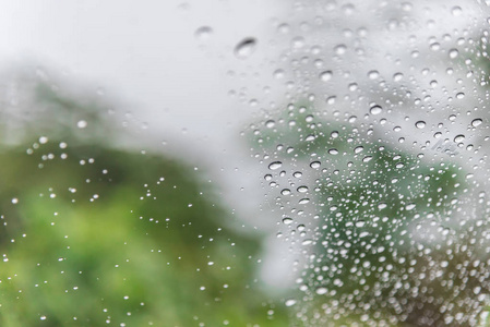 水滴的汽车挡风玻璃上的雨