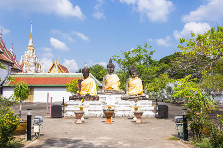 三尊佛像在 wat phra borommathat 猜亚 worawihan,古老的寺庙,在泰国