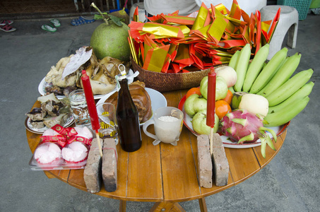 泰国人民准备祭祀食品在桌子上祈祷照片