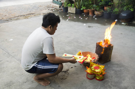 人们烧纸金银纸敬拜照片