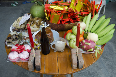 泰国人民准备祭祀食品在桌子上祈祷照片