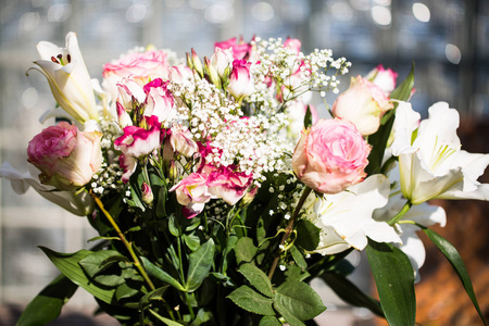 花园桌上的白色和粉红色花束