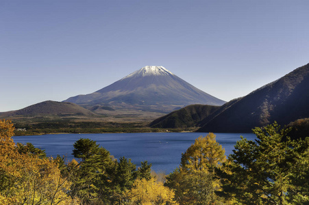 从本栖湖湖山富士在冬季