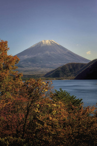 从本栖湖湖山富士在冬季
