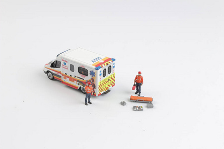 作为玩具人偶玩具车以及医护人员救护