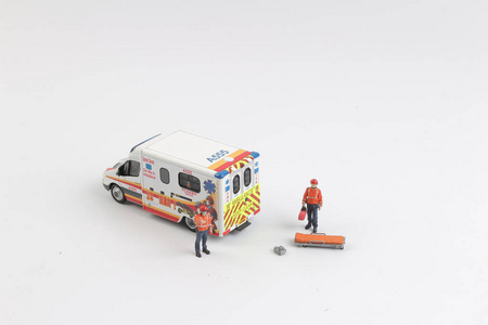 作为玩具人偶玩具车以及医护人员救护