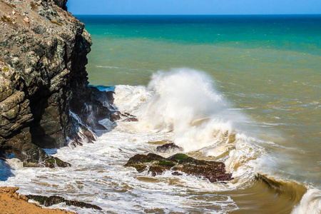 海浪在 Cabo de la 贝拉的岩石上