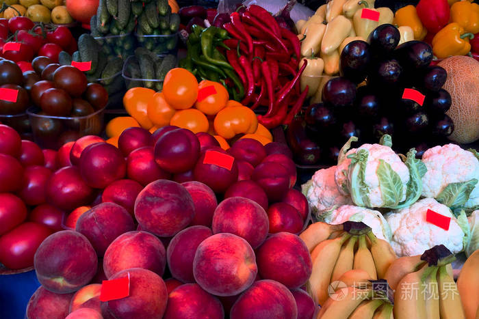 市场上的新鲜成熟蔬菜和水果
