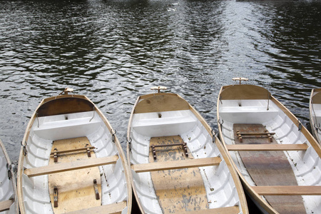 在英国雅芳河畔斯特拉福河上划船