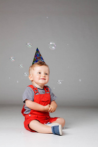 用泡沫气球宝宝生日的男孩图片